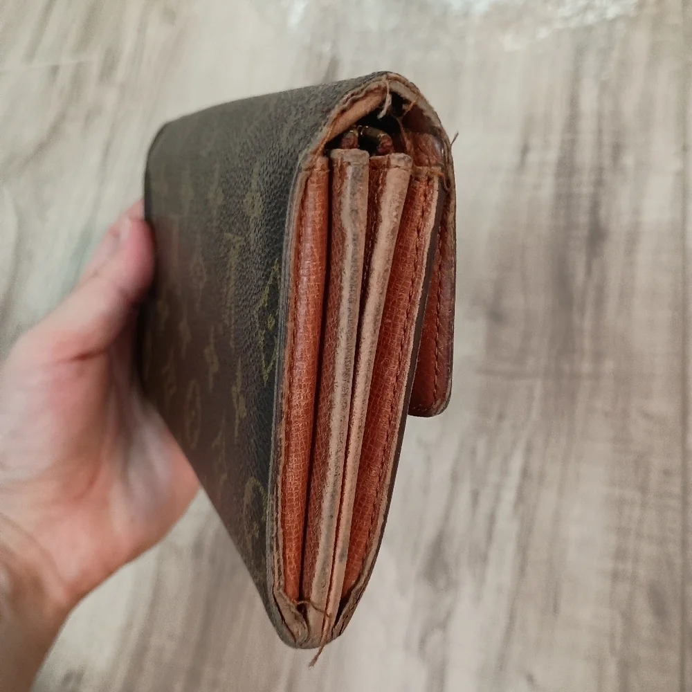 Authentic Louis Vuitton Monogram Sarah Wallet